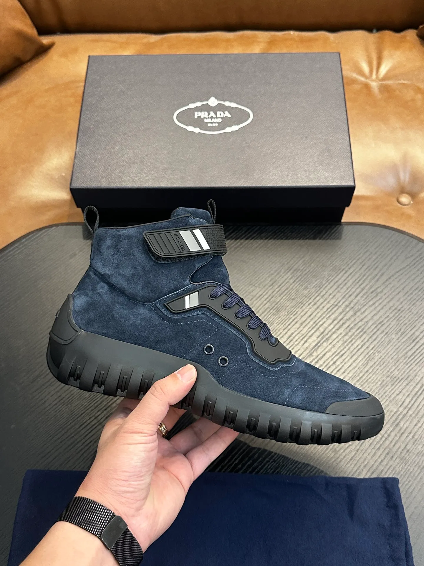 [ PRADA ] Top P: 880💰 ▪️Size: 39-44 (customized at 38.45) Prad*Prada (Mauri order can be made) new men's nylon fabric sneakers This casual sneaker combines elegant and innovative design. It is made of nylon stretch fabric and has a slip-on design. The upper strap is equipped with an adjustable metal buckle, and the letters "PRADA" are eye-catching on the side of the shoe. Comes with full original packaging!